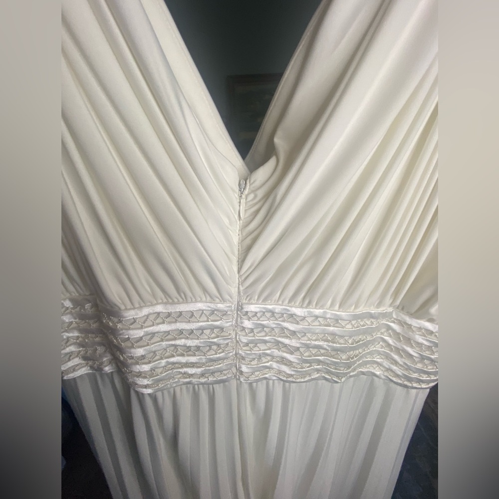 Suzi Chin Boutique white pleated dress. Size 12 - Picture 10 of 11